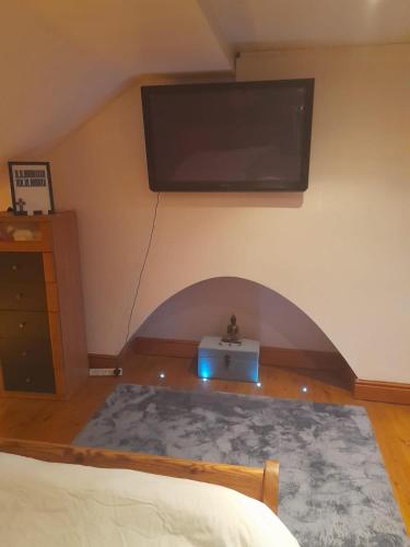 A television and/or entertainment centre at Alwyn House