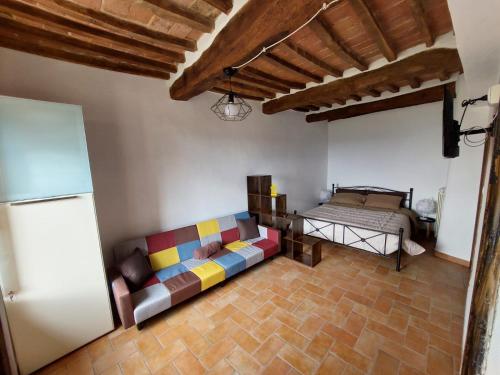 un soggiorno con divano e letto di Appartamento Athena a Montepulciano