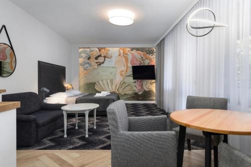Aparthotel Etna في كولوبرزيغ: غرفة معيشة مع أريكة وطاولة