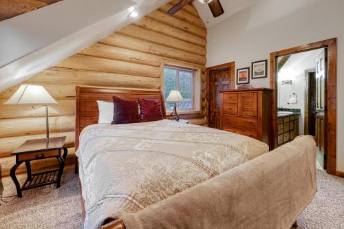 1 dormitorio con 1 cama en una habitación con paredes de madera en Brian Head Beauty, en Brian Head