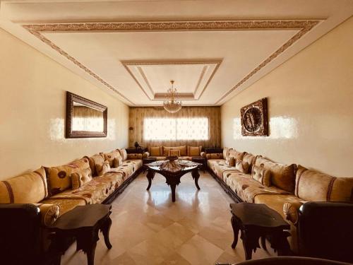 un grand salon avec des canapés et une table dans l'établissement Appart " Haut Standing Marοcain " 120m2 city center, à Tanger