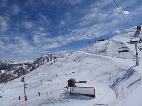 Appartement en rez de jardin et parking privatifs près des pistes v zimě