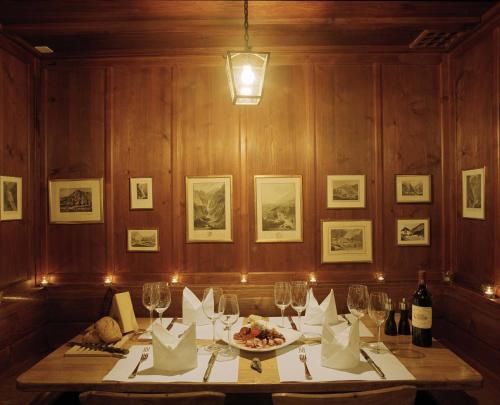 a dining room with a table with wine glasses at Hotel und Naturresort Handeck in Guttannen
