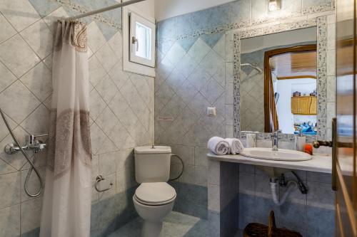 グロッサにあるVilla Roseのバスルーム(トイレ、洗面台付)
