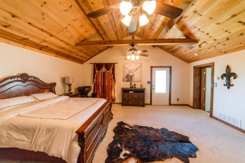 a bedroom with a bed and a wooden ceiling at Queen and Duke Cottage 
