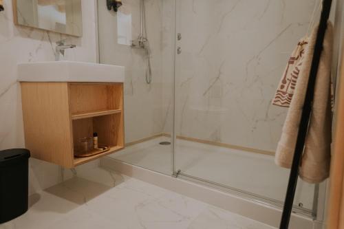 a bathroom with a shower and a sink at CasadoRioHotel in Constância
