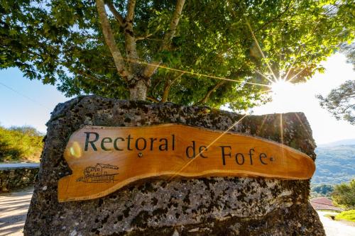 Ein Schild, auf dem die regionale Kraft auf einem Felsen steht in der Unterkunft Rectoral de Fofe in Fofe