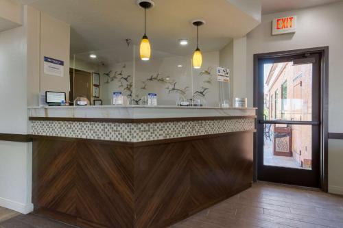 un bar en una oficina dental con espejo en Best Western Phoenix Goodyear Inn, en Goodyear