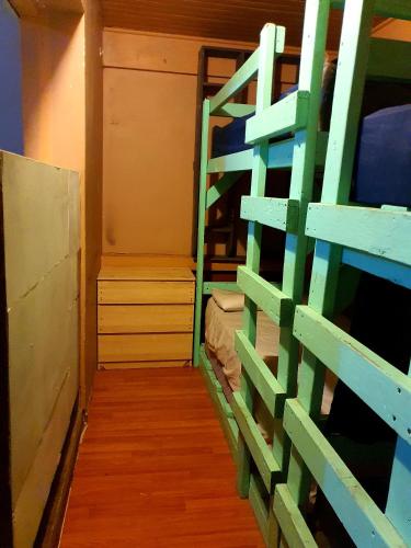 Katil dua tingkat atau katil-katil dua tingkat dalam bilik di St Kilda East backpackers' hostel