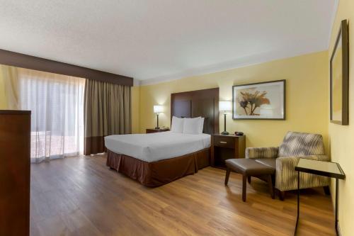 Postel nebo postele na pokoji v ubytování Best Western Phoenix Goodyear Inn