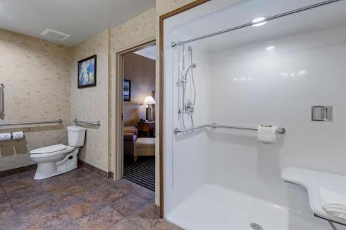 uma casa de banho com um chuveiro, um WC e um lavatório. em Best Western PLUS Bryce Canyon Grand Hotel em Bryce Canyon