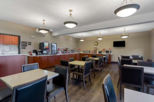 a restaurant with tables and chairs and a counter at Best Western Plus Park Place Inn & Suites in Chehalis