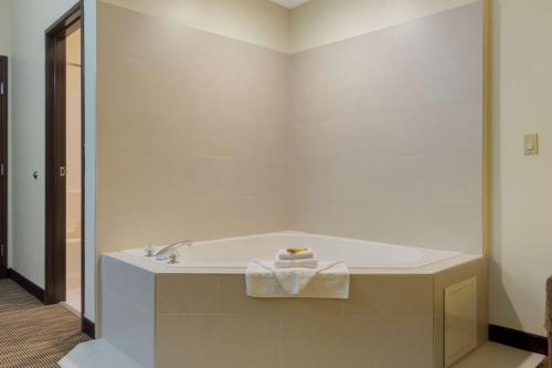 a bathroom with a tub with towels on it at Best Western Plus Park Place Inn & Suites in Chehalis