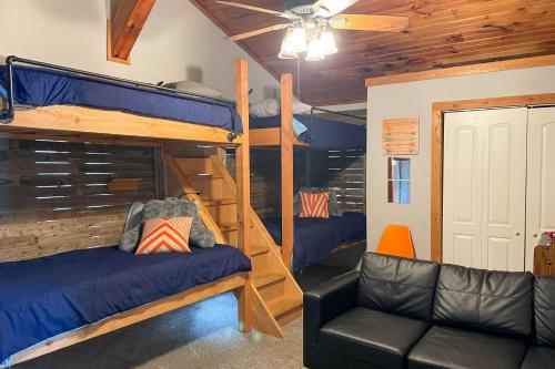 ein Wohnzimmer mit Etagenbetten und einem Sofa in der Unterkunft Lakefront Cedar Creek Home with Dock and Fire Pit in Mabank