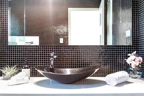 Bilik mandi di The Boho Casa - Beachside Retreat with Pool