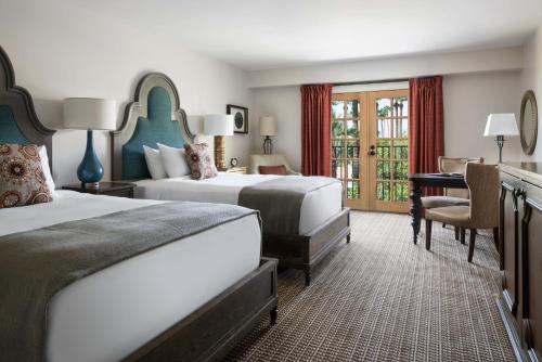 フェニックスにあるRoyal Palms Resort and Spa, part of Hyattのベッド2台とデスクが備わるホテルルームです。