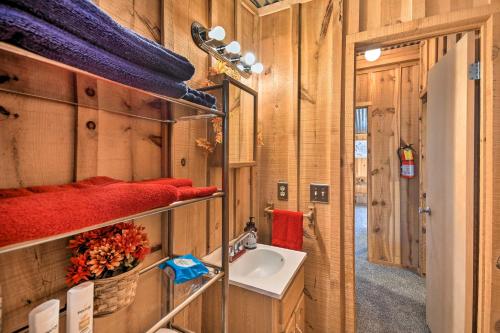 una pequeña casa de baño con lavabo y espejo en Cozy Clovis Getaway with Patio 6 Mi to Town!, en Clovis