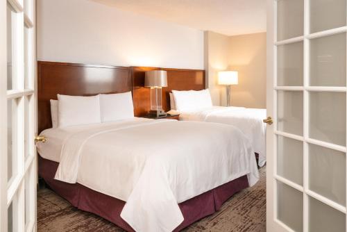 Postel nebo postele na pokoji v ubytování Chicago Marriott Suites Deerfield