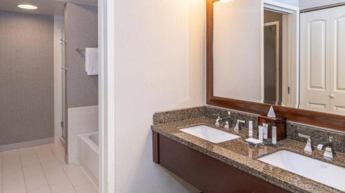 Koupelna v ubytování Chicago Marriott Suites Deerfield