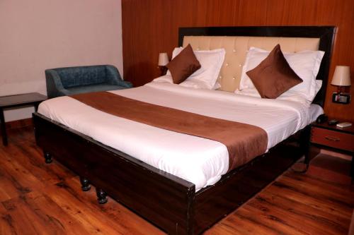 Postel nebo postele na pokoji v ubytování Hotel Rajat Residency Bijnor