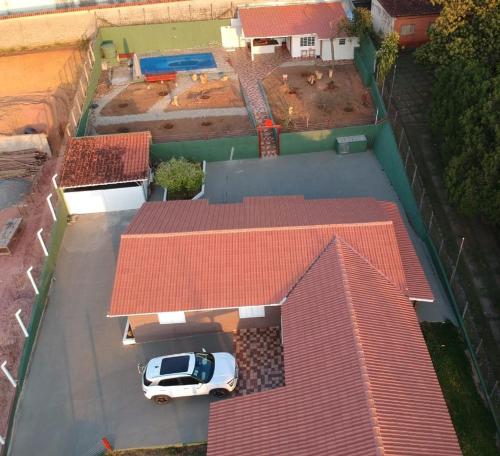 a white truck parked in a parking lot on a house at Casa Campo Bragança in Bragança Paulista