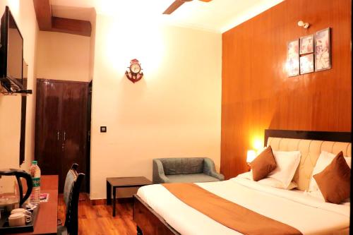 Postel nebo postele na pokoji v ubytování Hotel Rajat Residency Bijnor