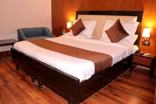 Postel nebo postele na pokoji v ubytování Hotel Rajat Residency Bijnor