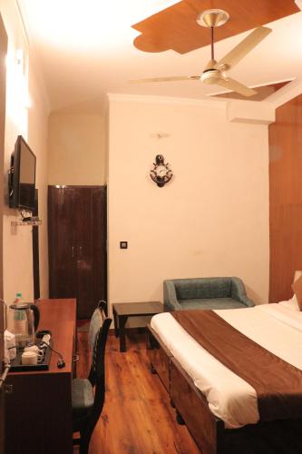 Postel nebo postele na pokoji v ubytování Hotel Rajat Residency Bijnor