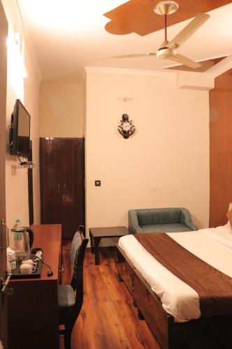 Postel nebo postele na pokoji v ubytování Hotel Rajat Residency Bijnor