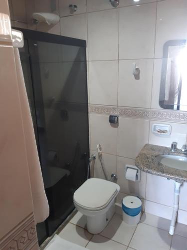 uma casa de banho com um WC, um lavatório e um chuveiro em Quiriri Park Hotel em Prado