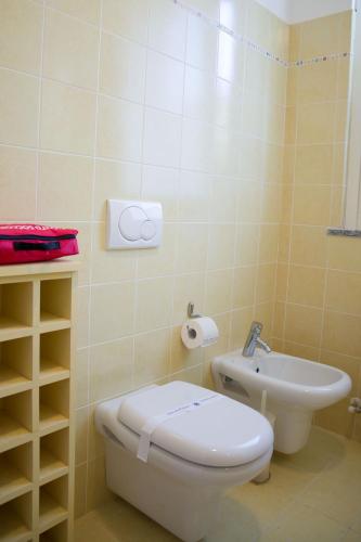 a bathroom with a toilet and a sink at Appartamento con giardino e parcheggio privato in Bellagio