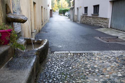 an empty alley way with a building and a street at Appartamento con giardino e parcheggio privato in Bellagio