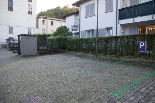 a parking lot with a green line on the ground at Appartamento con giardino e parcheggio privato in Bellagio
