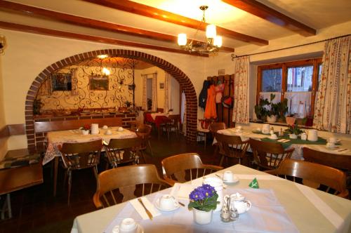 A restaurant or other place to eat at Gasthof zur Post