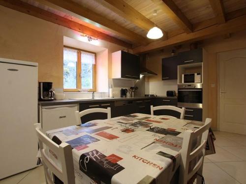 Il dispose d'une cuisine avec une grande table et des chaises. dans l'établissement Gîte spacieux avec terrasse surplombant rivière, idéale pour pêche et sports d’eau, tout inclus - FR-1-582-17, à Saint-Julien-des-Chazes