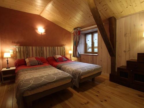 - une chambre avec 2 lits dans une cabine dans l'établissement Gîte spacieux avec terrasse surplombant rivière, idéale pour pêche et sports d’eau, tout inclus - FR-1-582-17, à Saint-Julien-des-Chazes