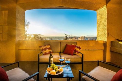- un balcon avec un canapé et une table avec des verres à vin dans l'établissement Stunning View, Frank Lloyd Wright Inspired Home!, à Salt Lake City