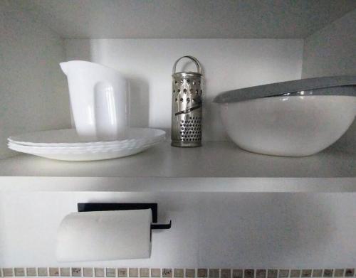 eine Theke mit einem Waschbecken und einer Schüssel darauf in der Unterkunft Minicasa moderna in Castelar