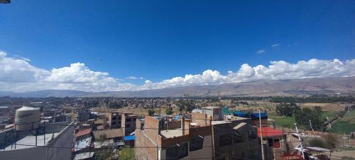 Blick auf eine Stadt mit Bergen im Hintergrund in der Unterkunft La Casita de Yaneth in Huancayo