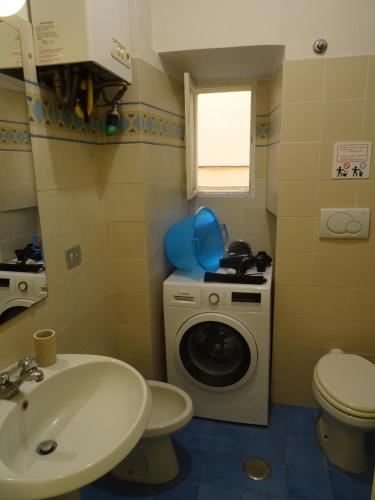 een badkamer met een wasmachine en een wastafel bij Linnéa Roma Centro Camera A in Rome