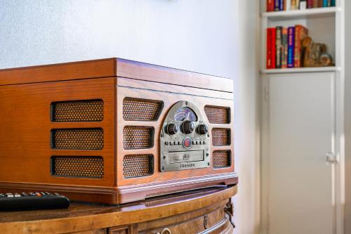 an old radio sitting on top of a table at The Estate at Mt Dora in Mount Dora