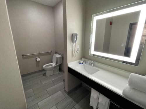 Ένα μπάνιο στο Holiday Inn Express Hotel and Suites Ada by IHG