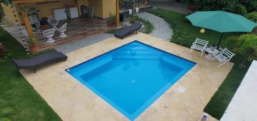 an overhead view of a swimming pool with an umbrella at Villa Rosalía Jarabacoa con Piscina Climatizada in Jarabacoa