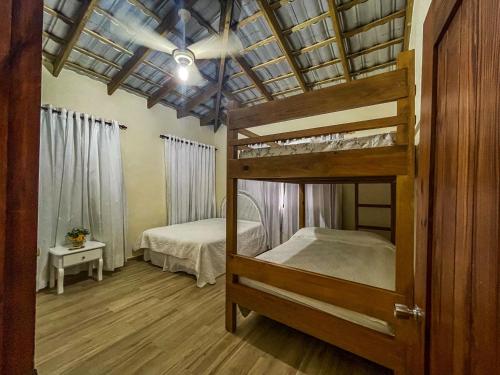 - une chambre avec des lits superposés et une chambre d'une superficie de 2 m2 dans l'établissement Villa Rosalía Jarabacoa con Piscina Climatizada, à Jarabacoa