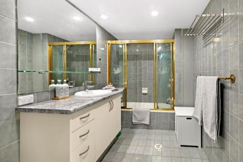 Un baño de Genesis Apartments by Gold Coast Premium