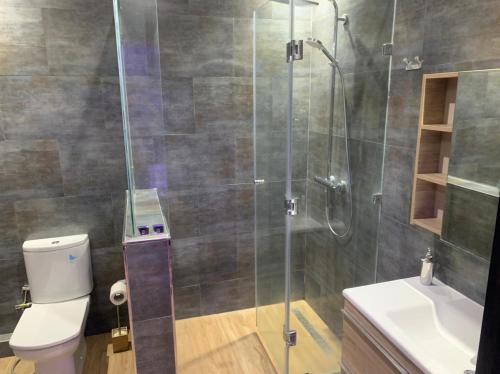 La salle de bains est pourvue d'une douche, de toilettes et d'un lavabo. dans l'établissement Luxury Appartement Marina Agadir, à Agadir