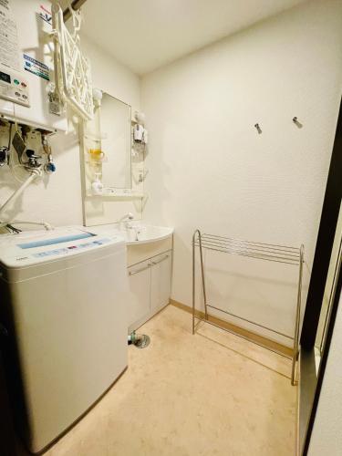 a bathroom with a sink and a washing machine at 新規open デザインMS 札幌都心ｴﾘｱ ｻｰﾋﾞｽｱﾊﾟｰﾄﾒﾝﾄSapporo札幌駅西 3-5 in Sapporo