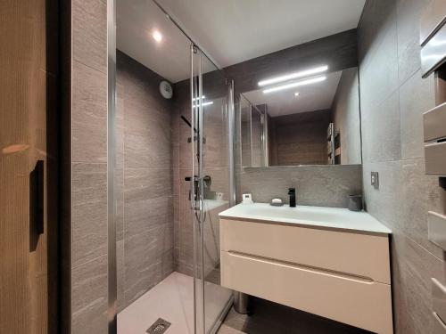 une salle de bain avec un lavabo et une douche dans l'établissement Appartement lumineux 3 chambres, centre Les Gets, Netflix, parking, wifi - FR-1-598-112, aux Gets