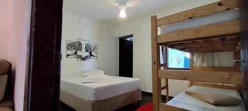a room with two bunk beds and a window at Chácara Sorriso 1 em Atibaia in Atibaia