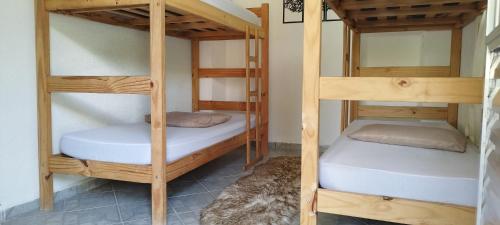 a bunk bed room with two bunk beds at Chácara Sorriso 1 em Atibaia in Atibaia